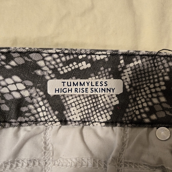 Seven 7 Gray & White Tummyless High Rise Snakeskin Skinny Jeans Size 10 - Picture 5 of 8
